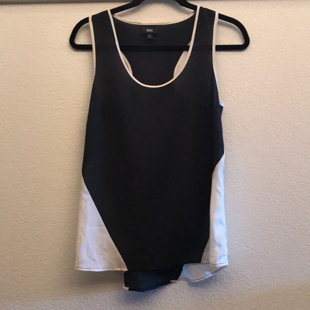 Black and white mossimo tank.